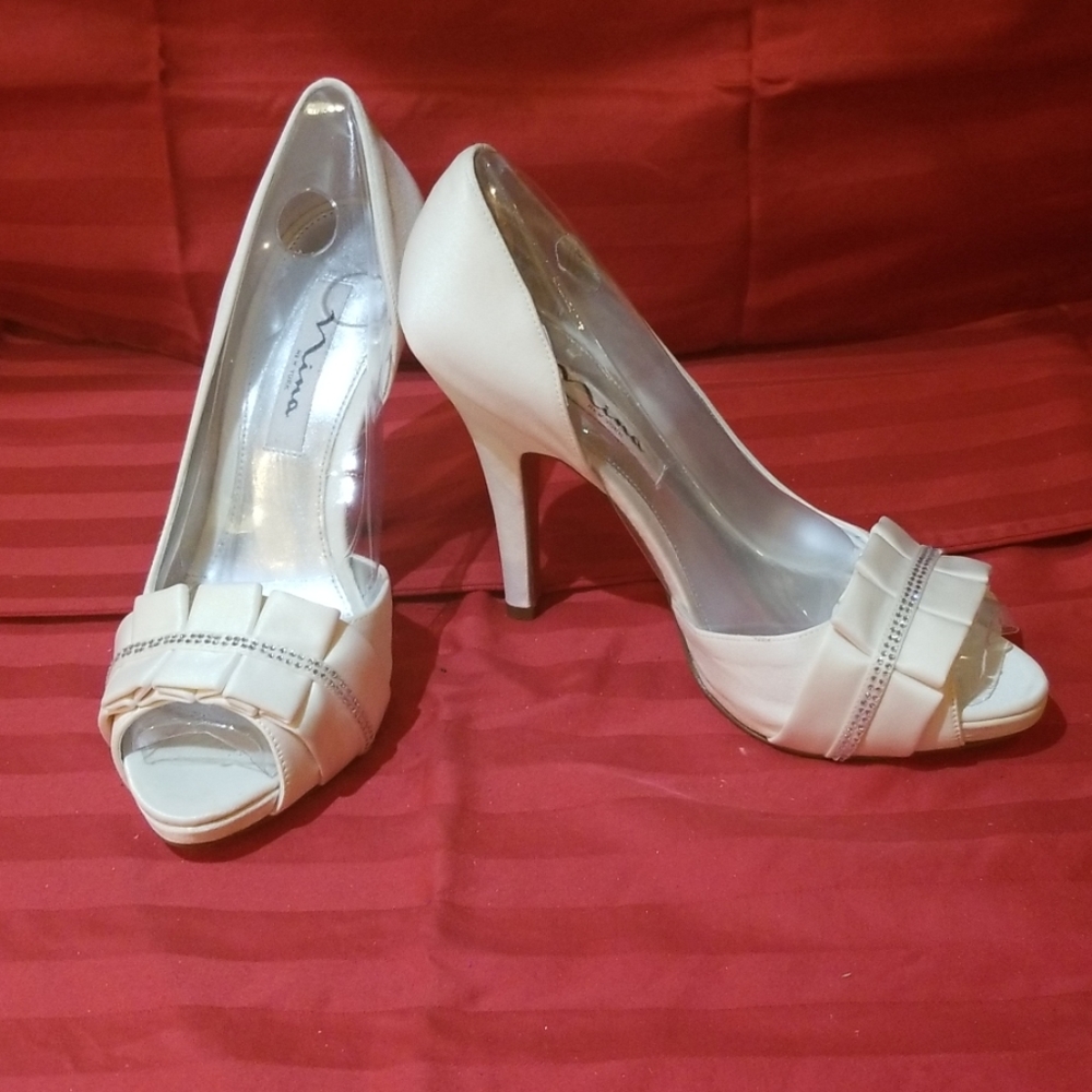 Nina ivory 4.5" heel sz 8m